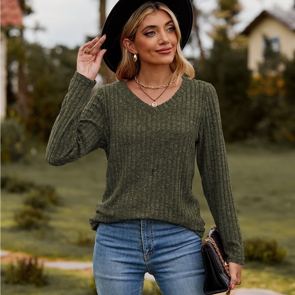 Classic Chic Ribbed V-Neck Sweater - Picture 4 of 4